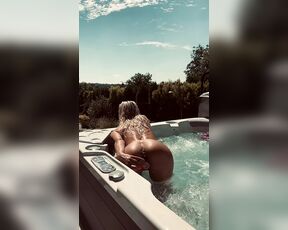 Masturbation in whirpool